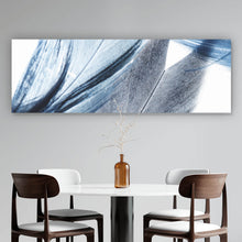 Lade das Bild in den Galerie-Viewer, Aluminiumbild Blaue Federn auf weißem Hintergrund Panorama
