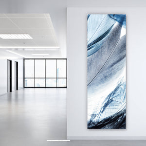 Aluminiumbild gebürstet Blaue Federn auf weißem Hintergrund Panorama Hoch