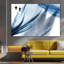 Lade das Bild in den Galerie-Viewer, Aluminiumbild gebürstet Blaue Federn auf weißem Hintergrund Querformat
