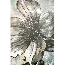 Lade das Bild in den Galerie-Viewer, Aluminiumbild gebürstet Blüte in grau Tönen Hochformat
