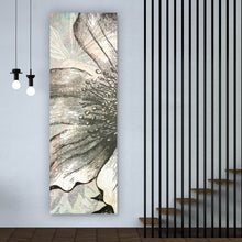 Lade das Bild in den Galerie-Viewer, Aluminiumbild Blüte in grau Tönen Panorama Hoch
