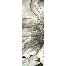 Lade das Bild in den Galerie-Viewer, Leinwandbild Blüte in grau Tönen Panorama Hoch
