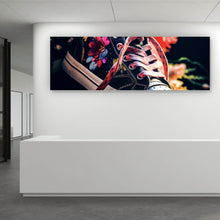 Lade das Bild in den Galerie-Viewer, Aluminiumbild gebürstet Blumiger Boho Turnschuh Panorama
