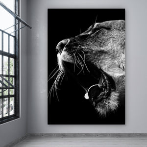 Leinwandbild Brüllende Löwin Hochformat