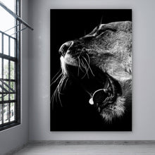 Lade das Bild in den Galerie-Viewer, Aluminiumbild gebürstet Brüllende Löwin Hochformat
