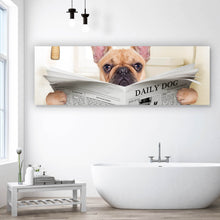 Lade das Bild in den Galerie-Viewer, Leinwandbild Bulldogge auf Toilette Panorama

