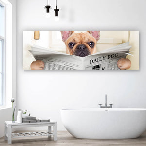 Spannrahmenbild Bulldogge auf Toilette Panorama