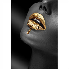 Lade das Bild in den Galerie-Viewer, Aluminiumbild gebürstet Chrome Lippen Gold Hochformat
