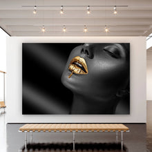 Lade das Bild in den Galerie-Viewer, Leinwandbild Chrome Lippen Gold Querformat
