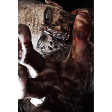 Lade das Bild in den Galerie-Viewer, Leinwandbild Close-Up-Portrait eines Zombies Hochformat
