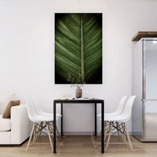 Lade das Bild in den Galerie-Viewer, Aluminiumbild gebürstet Dark Leaf Hochformat
