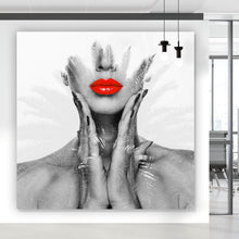 Lade das Bild in den Galerie-Viewer, Aluminiumbild gebürstet Digital Art Frau Mit Roten Lippen Quadrat

