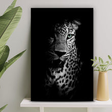 Lade das Bild in den Galerie-Viewer, Spannrahmenbild Dunkler Leopard Hochformat
