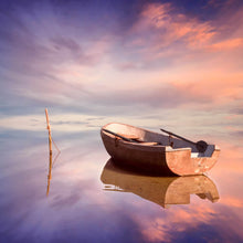 Lade das Bild in den Galerie-Viewer, Aluminiumbild gebürstet Einsames Boot bei Sonnenuntergang Quadrat
