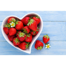 Lade das Bild in den Galerie-Viewer, Leinwandbild Erdbeeren in einer Herzschale Querformat
