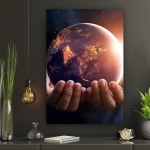 Acrylglasbild Erde bei Nacht in Händen Hochformat