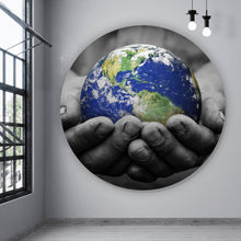 Lade das Bild in den Galerie-Viewer, Aluminiumbild gebürstet Erde in Händen Kreis
