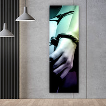 Lade das Bild in den Galerie-Viewer, Aluminiumbild gebürstet Erotische Frau in Handschellen Panorama Hoch
