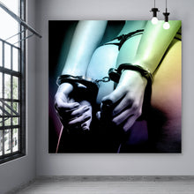 Lade das Bild in den Galerie-Viewer, Aluminiumbild gebürstet Erotische Frau in Handschellen Quadrat
