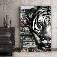 Lade das Bild in den Galerie-Viewer, Aluminiumbild gebürstet Eye of the Tiger Hochformat
