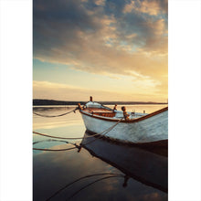 Lade das Bild in den Galerie-Viewer, Spannrahmenbild Fischerboot bei Sonnenaufgang Hochformat
