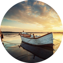 Lade das Bild in den Galerie-Viewer, Aluminiumbild gebürstet Fischerboot bei Sonnenaufgang Kreis
