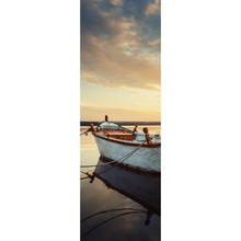 Lade das Bild in den Galerie-Viewer, Aluminiumbild gebürstet Fischerboot bei Sonnenaufgang hoch Panorama Hoch
