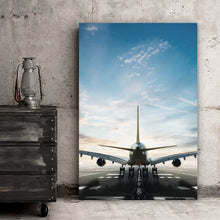 Lade das Bild in den Galerie-Viewer, Aluminiumbild gebürstet Flugzeug auf der Landebahn Hochformat
