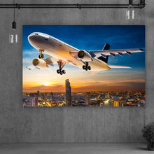 Lade das Bild in den Galerie-Viewer, Spannrahmenbild Flugzeug über der Stadt Querformat
