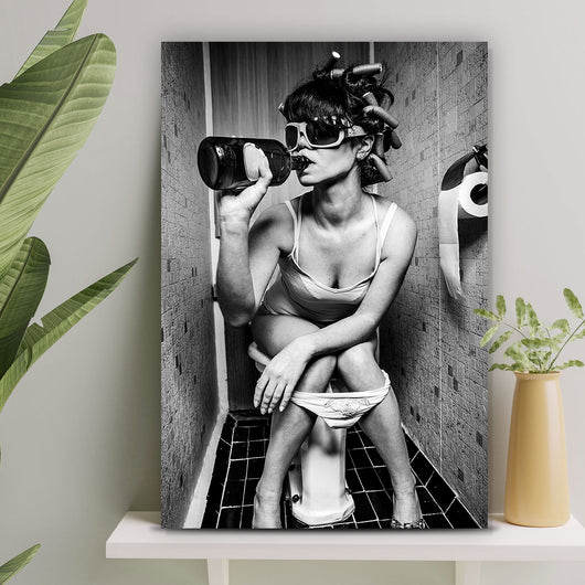 Aluminiumbild Frau auf Toilette Hochformat