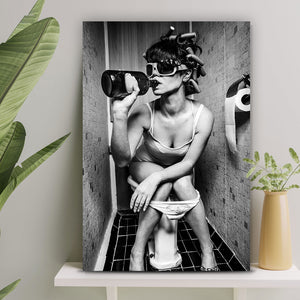 Aluminiumbild gebürstet Frau auf Toilette Hochformat