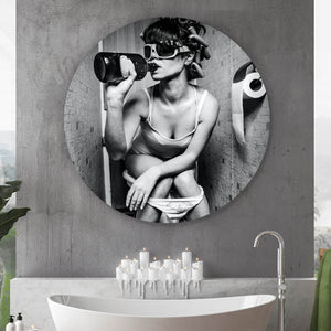 Aluminiumbild Frau auf Toilette Kreis
