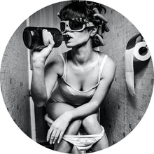 Lade das Bild in den Galerie-Viewer, Aluminiumbild gebürstet Frau auf Toilette Kreis
