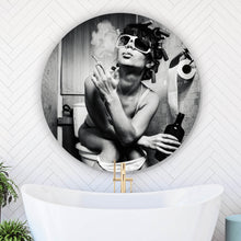 Lade das Bild in den Galerie-Viewer, Aluminiumbild Frau auf Toilette No.2 Kreis
