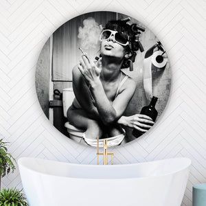 Aluminiumbild Frau auf Toilette No.2 Kreis