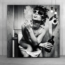 Lade das Bild in den Galerie-Viewer, Aluminiumbild gebürstet Frau auf Toilette No.2 Quadrat
