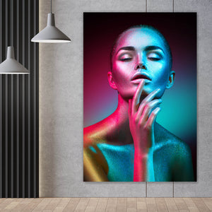 Aluminiumbild Frau im bunten Neonlicht Hochformat