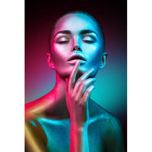 Lade das Bild in den Galerie-Viewer, Aluminiumbild Frau im bunten Neonlicht Hochformat
