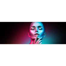 Lade das Bild in den Galerie-Viewer, Aluminiumbild Frau im bunten Neonlicht Panorama
