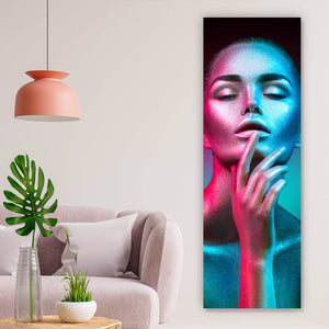 Poster Frau im bunten Neonlicht Panorama Hoch