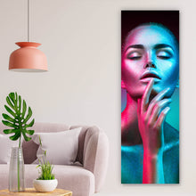 Lade das Bild in den Galerie-Viewer, Aluminiumbild Frau im bunten Neonlicht Panorama Hoch
