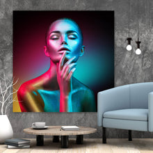 Lade das Bild in den Galerie-Viewer, Spannrahmenbild Frau im bunten Neonlicht Quadrat
