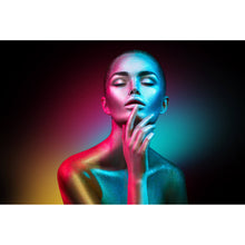 Lade das Bild in den Galerie-Viewer, Aluminiumbild Frau im bunten Neonlicht Querformat
