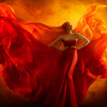 Lade das Bild in den Galerie-Viewer, Aluminiumbild Frau im roten Feuerkleid Quadrat
