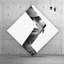 Lade das Bild in den Galerie-Viewer, Aluminiumbild gebürstet Frida Modern Art Schwarz Weiss Raute
