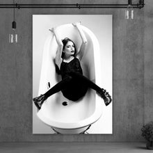 Lade das Bild in den Galerie-Viewer, Aluminiumbild Frau in der Badewanne Hochformat
