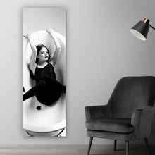 Lade das Bild in den Galerie-Viewer, Poster Frau in der Badewanne Panorama Hoch
