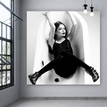 Lade das Bild in den Galerie-Viewer, Acrylglasbild Frau in der Badewanne Quadrat
