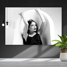 Lade das Bild in den Galerie-Viewer, Poster Frau in der Badewanne Querformat
