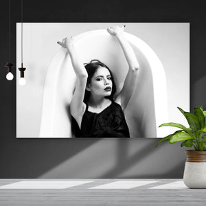Aluminiumbild Frau in der Badewanne Querformat